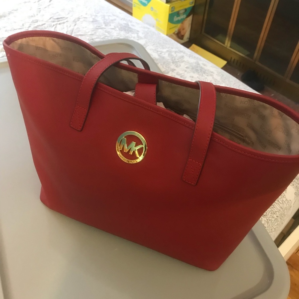 Authentic excellent Michael Kors Jet Set Tote!